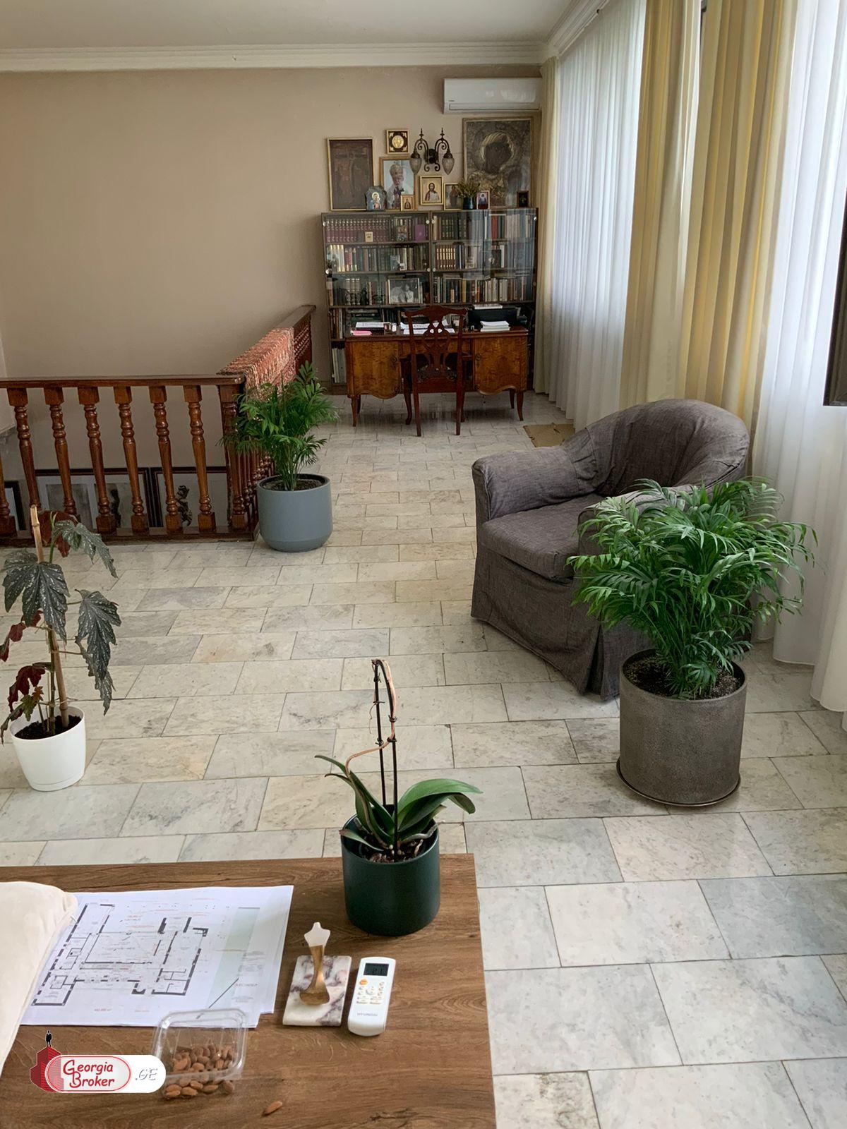 იყიდება ახალი გარემონტებული 10 ოთახიანი სახლი ვაკეში